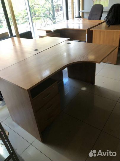 Письменный стол с тумбой