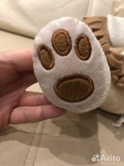 Плюшевый медведь в шапке и шарфе