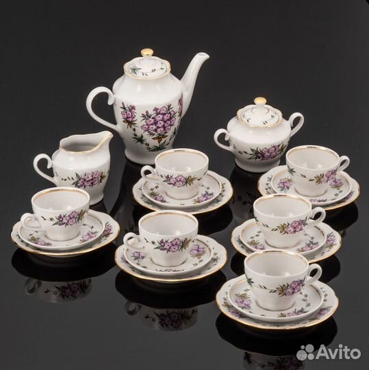 Чайно-кофейный сервиз, украшенный розовым