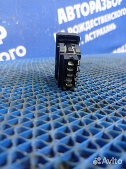 Кнопка блокировки замка двери Renault Logan седан