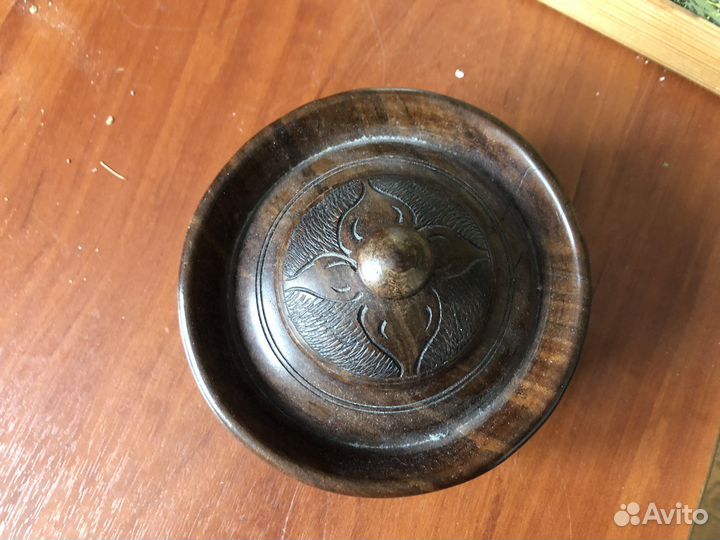 Деревянная резная шкатулочка круглая с крышкой