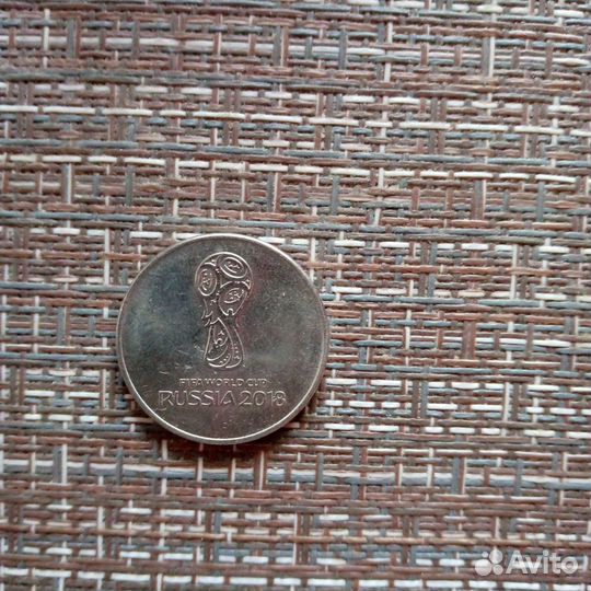 Монета в 50 центов и 25 р