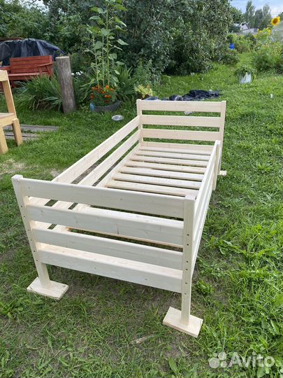 Кроватка с бортиком и ящиками