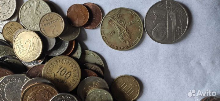 Коллекция монет и купюр