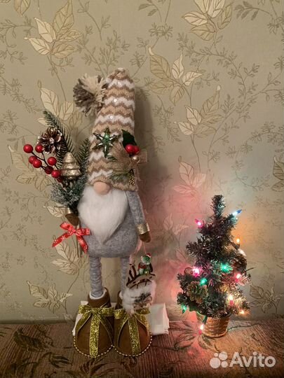 Новогодний гном с санками