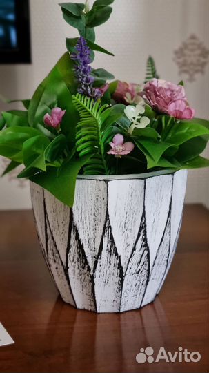 Искусственные цветы в кашпо из гипса