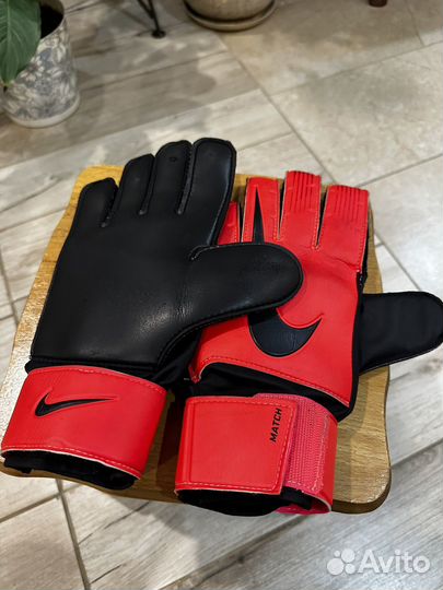 Вратарские перчатки