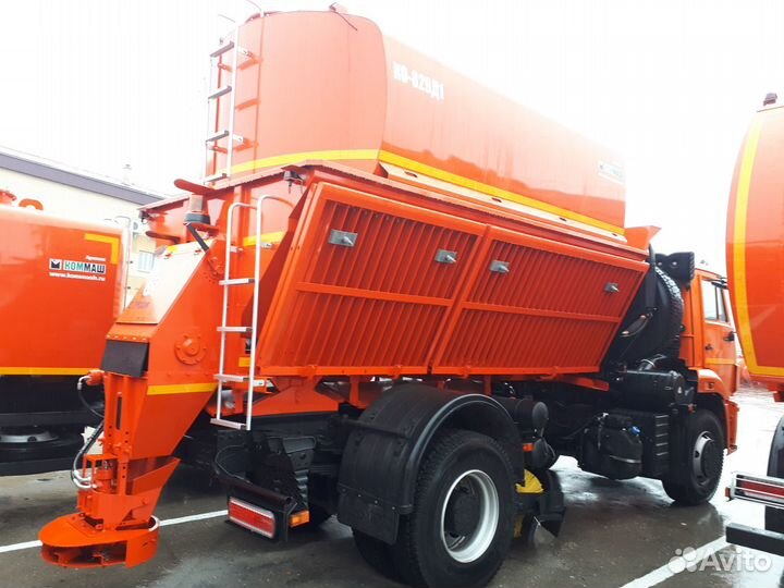 Дорожная машина (зима+лето+отвал,щетка) ко-829Д1