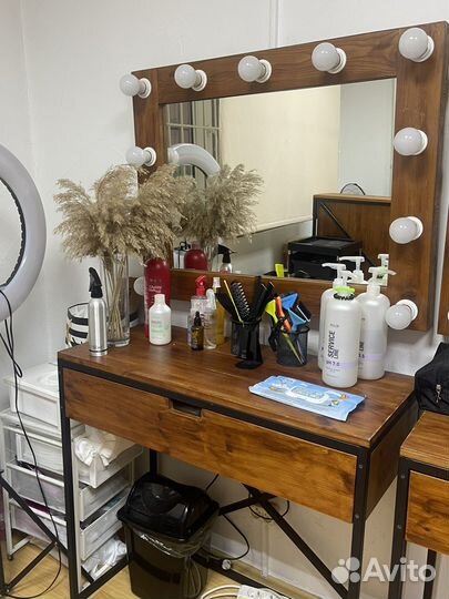 Туалетный столик с зеркалом и подсветкой