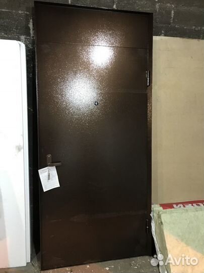 Металлическая дверь