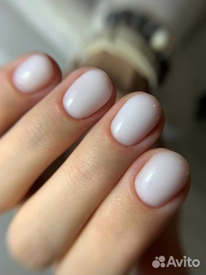 Модель на маникюр с покрытием гель-лак