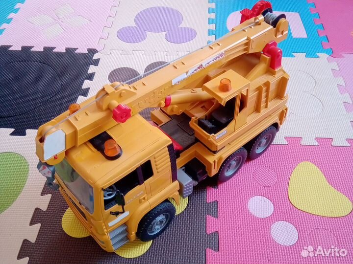 Машина кран Bruder