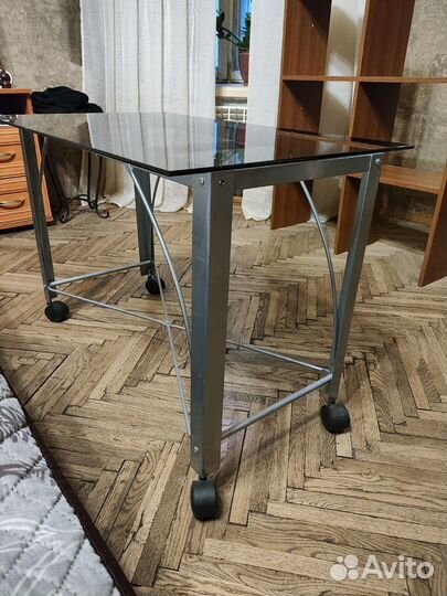 Журнальный столик на колесах