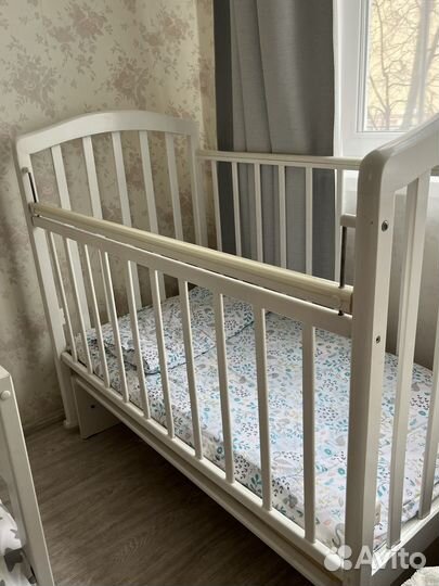 Детская кроватка с маятником белая