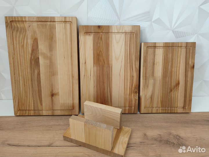 Набор деревянных досок на подставке