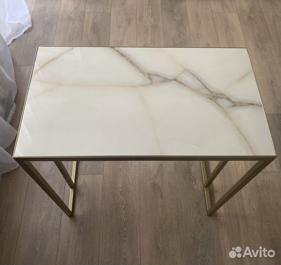 Прикроватный столик