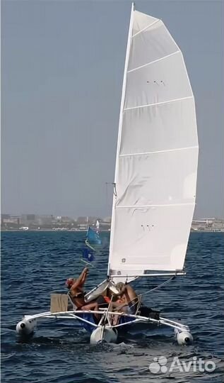 Парусный тримаран