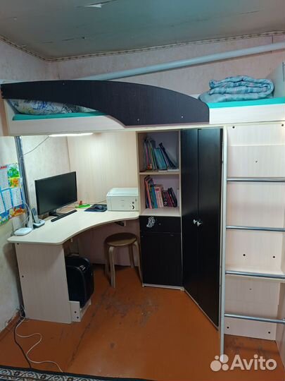 Детская кровать чердак со столом и шкафом