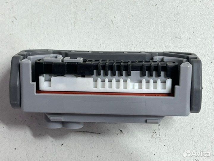 Штекер на фару передний Toyota Camry V70/V75