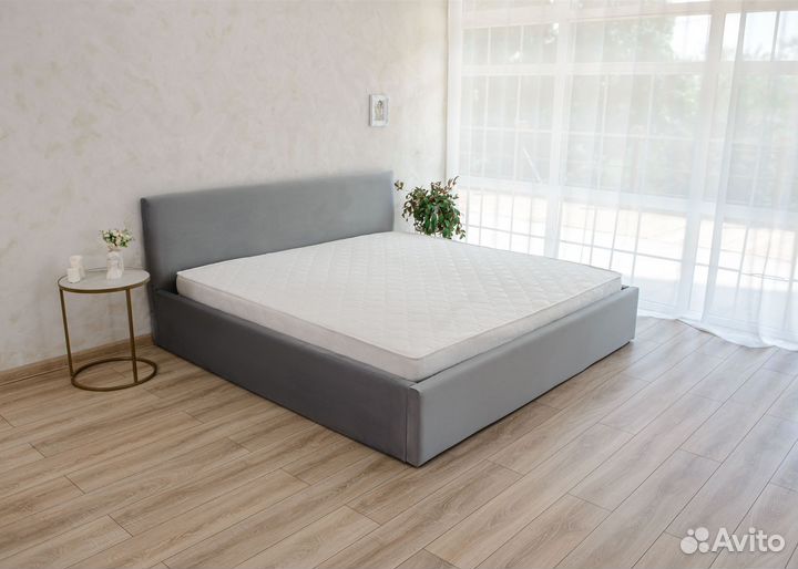 Кровать с матрасом