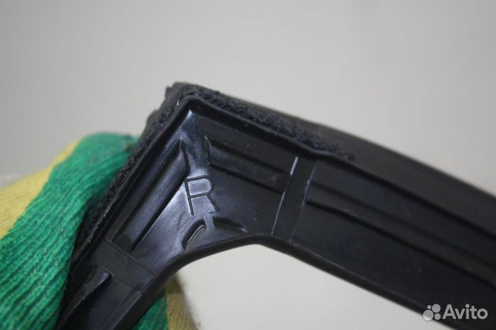 Уплотнитель стекла двери задней правой Nissan X-T