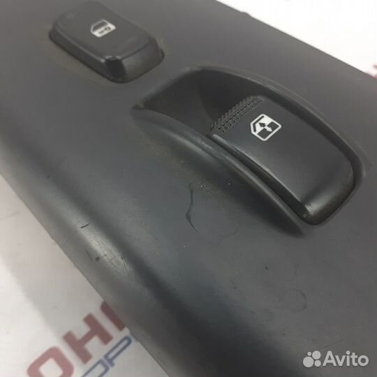 Кнопка стеклопоподъемника передней правой двери H