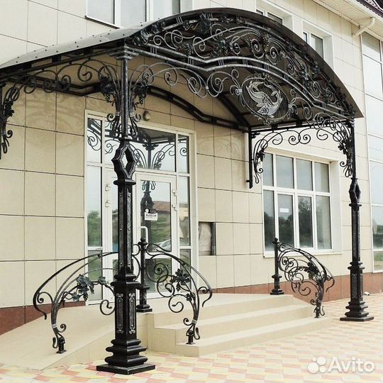 Козырёк над крыльцом