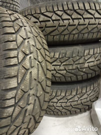 Продам зимнюю шиповонную резину на дисках