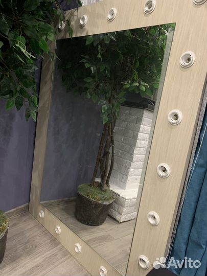 Гримерное зеркало с лампочками