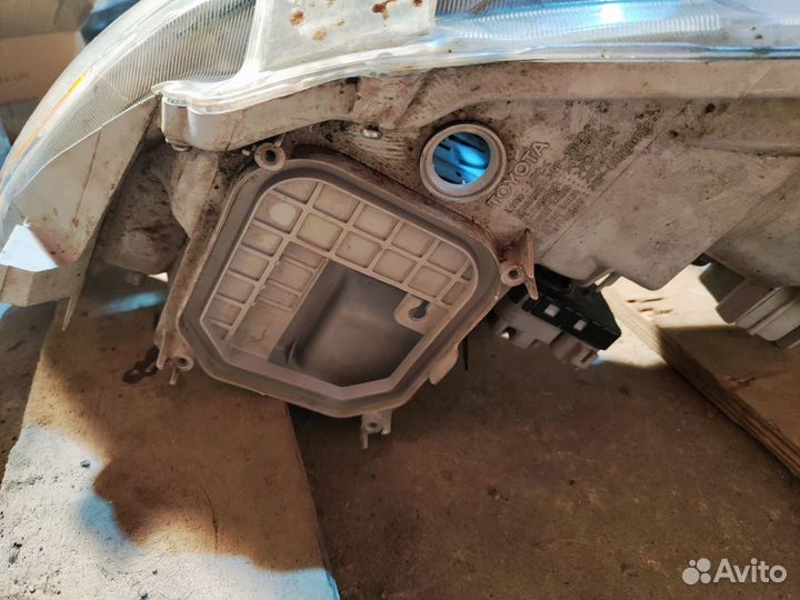 Camry 40 фара правая