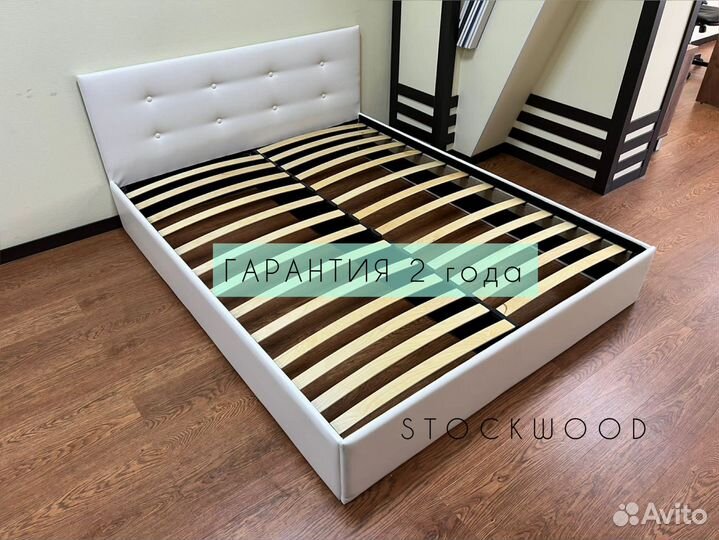 Кровать в мягкой обивке