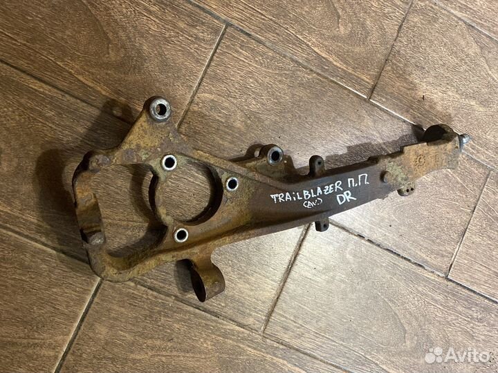 Кулак поворотный передний правый TrailBlazer