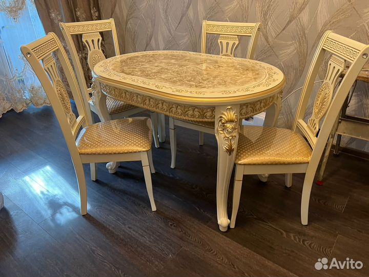 Кухонный стол и стулья