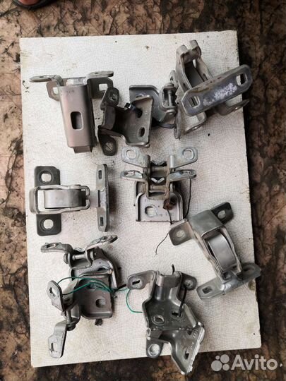 Дверные петли на Ларгус