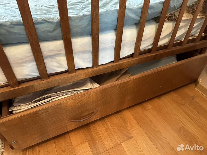 Кровать с маятником и ящиком