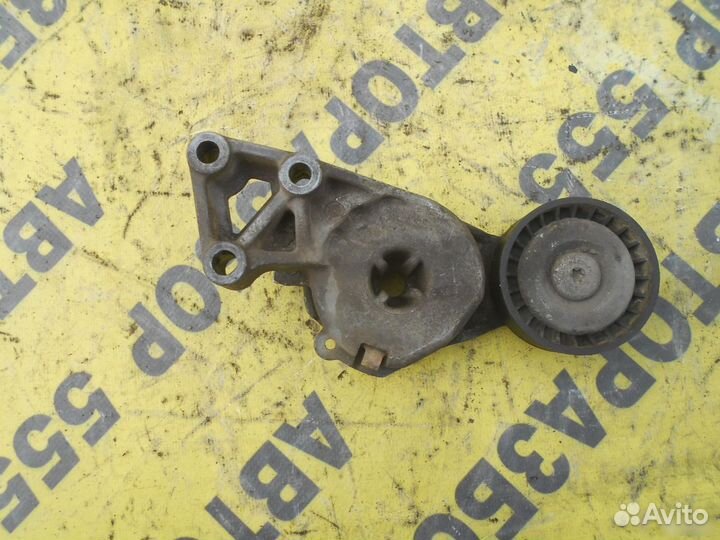 Ролик руч.ремня с кронштейном Skoda Octavia A4