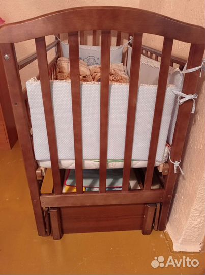 Детская кроватка с маятником