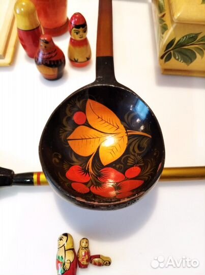 Матрешки, черпак хохлома, шкатулки