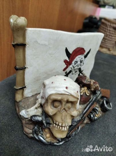 Фигурка с черепом пирата
