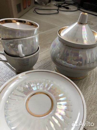 Чашки, блюдца, сахарница