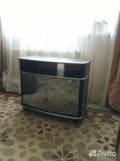 Тумба на колесиках под телевизор