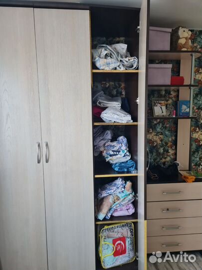 Шкаф трехдверный