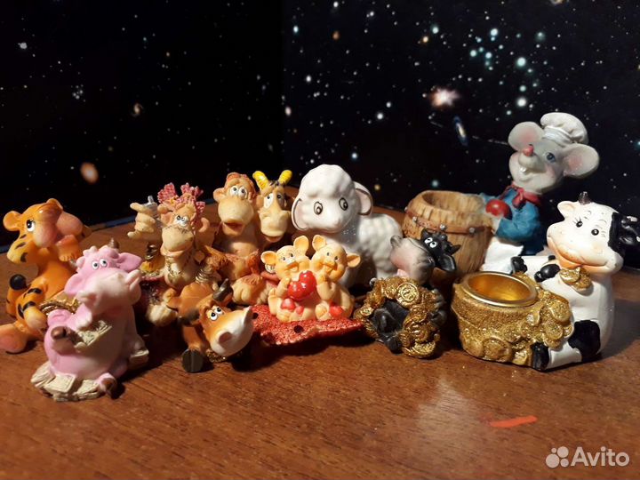 11 маленьких фигурок (символ года)