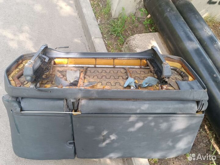 Автомобильное кресло среднего ряда