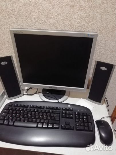 Монитор Samsung, клавиатура и мышка Logitech