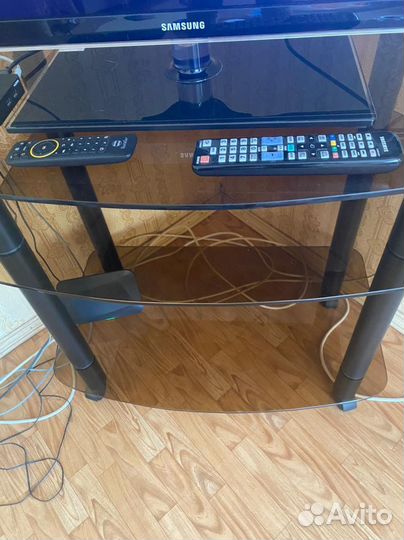 Стеклянная тумба под тв