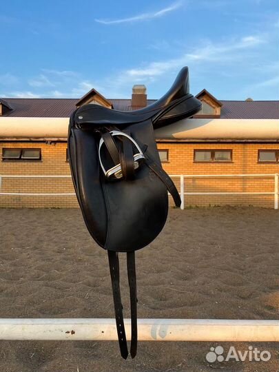 Выездковое седло