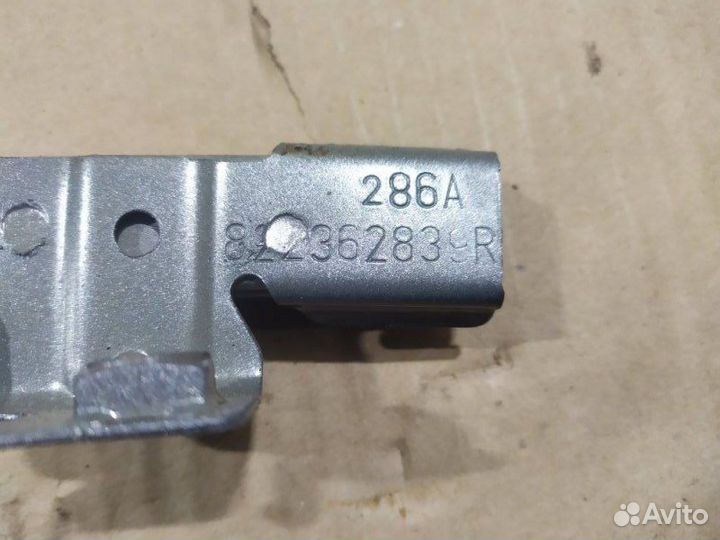 Направляющая стекла задняя левая Nissan Terrano