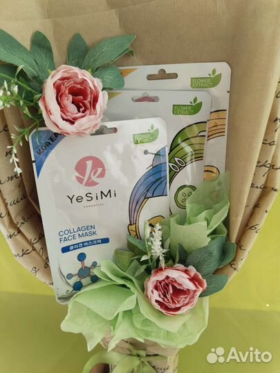 Подарок девушке букет из масок косметики