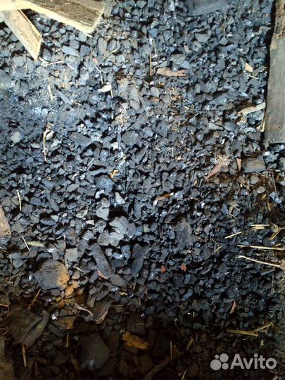 Каменный уголь антрацит и дрова в мешках